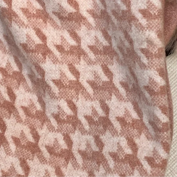 Elegant Pink Gloves with Houndstooth Pattern and Fur Trim - Picture 3 of 6